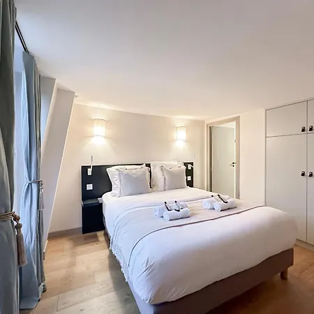 Luxurious Family Near Luxembourg Париж